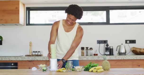 Passar Afrikansk Amerikansk Man Matlagning Förbereda Hälsosam Grön Smoothie Hälsosam — Stockvideo