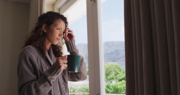 생각있는 창문에 커피를 바라보고 있습니다 집에서 질좋은 시간을 보내는 — 비디오