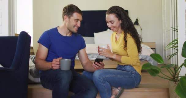 Feliz Pareja Caucásica Bebiendo Café Usando Smartphone Disfrutar Tiempo Libre — Vídeo de stock