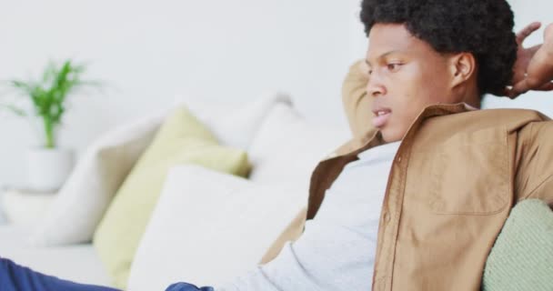 Šťastný Afroameričan Odpočívající Odpočívající Gauči Volný Čas Odpočinek Doma Sám — Stock video
