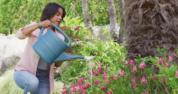 Mujer Birracial Feliz Jardinería Regar Las Plantas Con Regadera Horticultura — Vídeo de stock
