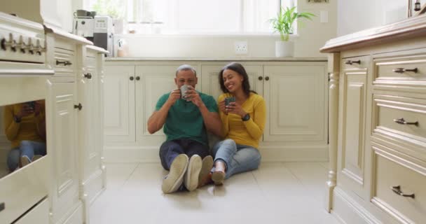 Heureux Couple Biracial Assis Sur Sol Cuisine Boire Café Parler — Video