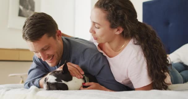 Kaukasisches Paar Spielt Mit Hund Schlechter Hause Qualität Der Freizeit — Stockvideo