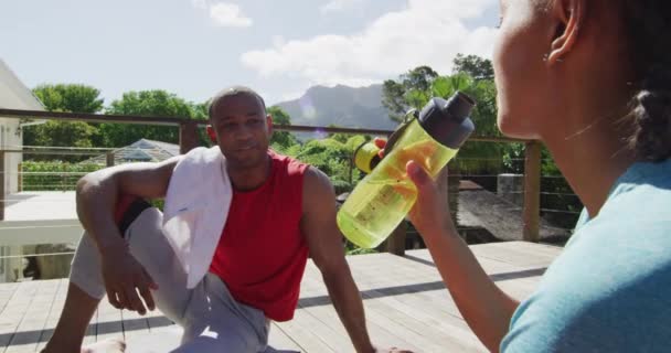 Coppia Birazziale Stanca Terrazza Acqua Potabile Riposo Dopo Esercizi Parlare — Video Stock