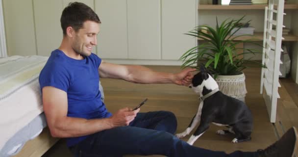 Белый Мужчина Играет Своей Собакой Дома Наслаждаясь Качественным Отдыхом Дома — стоковое видео