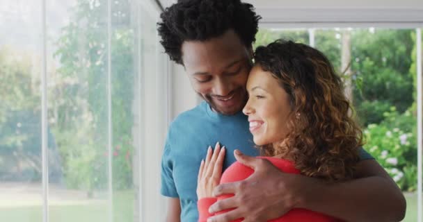 Feliz Casal Biracial Abraçando Janela Olhando Para Distância Desfrutando Tempo — Vídeo de Stock