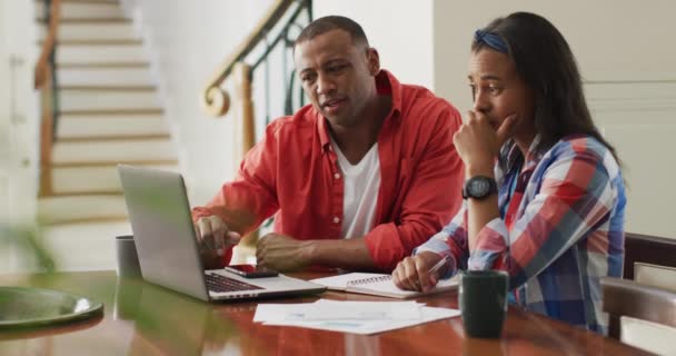 Pareja Birracial Estresada Sentada Mesa Con Portátil Contando Presupuesto Casa — Vídeos de Stock