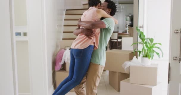Feliz Pareja Birracial Abrazándose Con Alegría Casa Nueva Inversión Nuevos — Vídeos de Stock