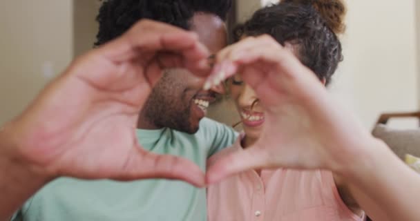Gelukkige Biraciale Paar Gebaren Hart Teken Met Handen Valentijnsdag Liefde — Stockvideo