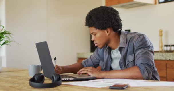 Homem Afro Americano Trabalhando Casa Usando Laptop Trabalhando Remotamente Casa — Vídeo de Stock