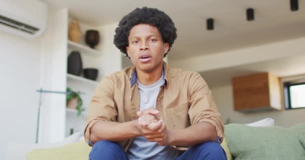 Mluvící Afroameričan Který Dělá Videohovory Volný Čas Využitím Technologie Relaxace — Stock video