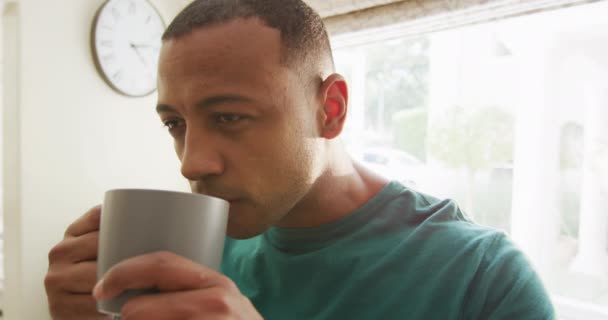 Retrato Homem Biracial Pensativo Cozinha Bebendo Café Passar Tempo Qualidade — Vídeo de Stock