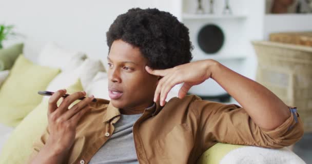 Mutlu Afro Amerikan Adam Evde Akıllı Telefon Kullanıyor Teknoloji Kullanarak — Stok video