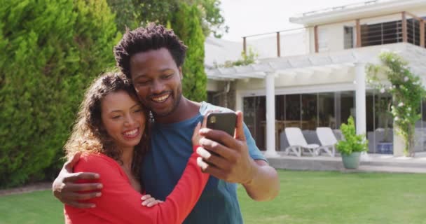Gelukkige Biraciale Paar Nemen Selfie Tuin Aanzoek Romantiek Traditie Huwelijksaanzoek — Stockvideo