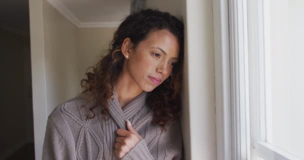 Femme Biraciale Réfléchie Debout Fenêtre Regardant Dans Distance Passer Temps — Video