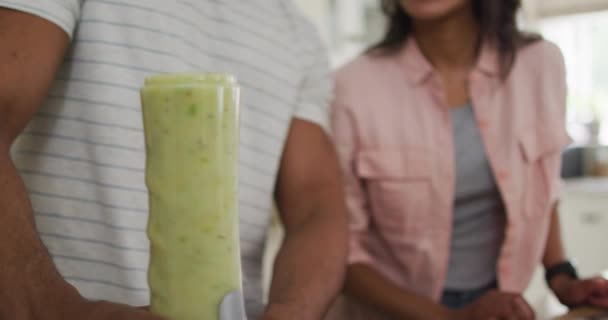 Gros Plan Couple Biracial Heureux Dans Cuisine Préparant Smoothie Aide — Video
