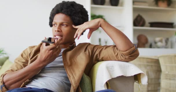 Afro Amerikalı Adam Evde Akıllı Telefon Kullanıyor Teknoloji Kullanarak Boş — Stok video