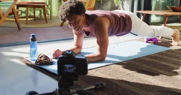 Улыбаясь Подходит Африканский Американец Упражнения Дома Делая Отжимания Съемки Фитнес — стоковое видео