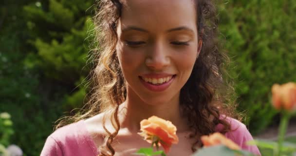 Retrato Mulher Biracial Feliz Cheirando Rosas Jardim Horticultura Jardinagem Passar — Vídeo de Stock