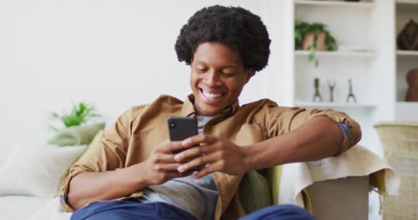 Homem Americano Africano Feliz Usando Smartphone Casa Tempo Livre Usando — Vídeo de Stock