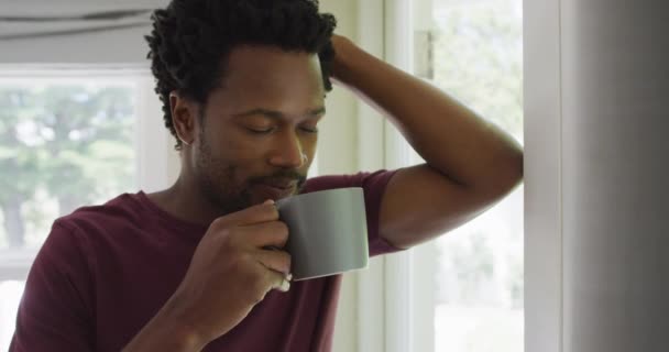 Retrato Homem Biracial Relaxado Janela Com Café Olhando Para Distância — Vídeo de Stock