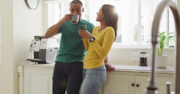 幸せな出産のカップルキッチンに立って コーヒーを飲んで笑っている 家庭での質の高い余暇を楽しんでいます — ストック動画