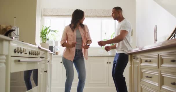 幸せな出産のカップルが一緒に踊り キッチンで楽しんでいます 家庭での質の高い余暇を楽しんでいます — ストック動画