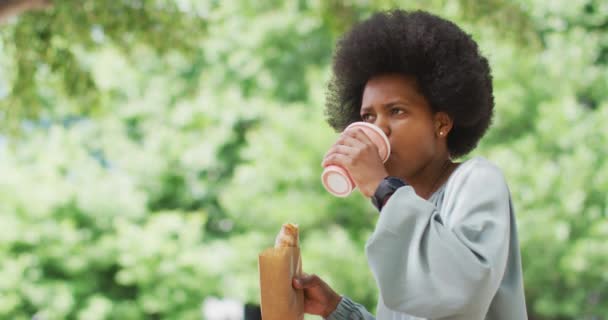 Afroamerikansk Affärskvinna Som Äter Och Dricker Hämtkaffe Digital Nomad Språng — Stockvideo