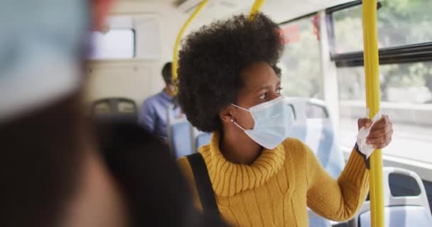 Amerykańska Bizneswoman Maską Twarzy Stojąca Autobusie Cyfrowy Nomad Podróży Zewnątrz — Wideo stockowe