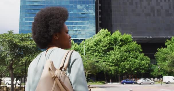 Αφρο Αμερικανίδα Επιχειρηματίας Περπατάει Και Κουνάει Χέρι Της Ψηφιακός Νομάδας — Αρχείο Βίντεο