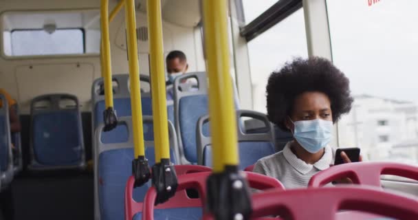 Homem Mulher Afro Americanos Com Máscaras Faciais Sentados Autocarro Nômade — Vídeo de Stock