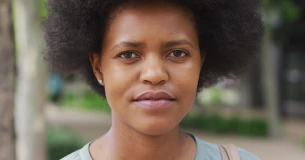 Porträtt Den Leende Afroamerikanska Affärskvinnan Framför Kameran Digital Nomad Språng — Stockvideo