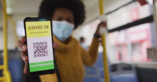 Empresária Afro Americana Com Máscara Facial Usando Smartphone Ônibus Nômade — Vídeo de Stock