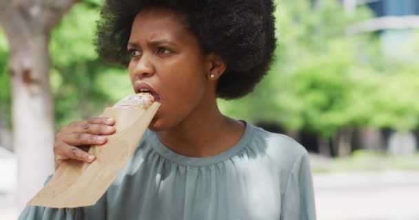 Африканская Американская Деловая Женщина Ест Городе Цифровая Реклама Ходу Улице — стоковое видео