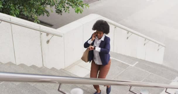 Африканская Американская Деловая Женщина Ходит Разговаривает Смартфону Цифровая Реклама Ходу — стоковое видео