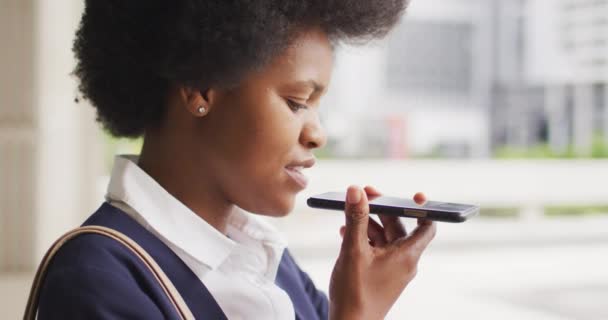 Afroamerikansk Affärskvinna Pratar Smartphone Digital Nomad Språng Och Omkring Staden — Stockvideo