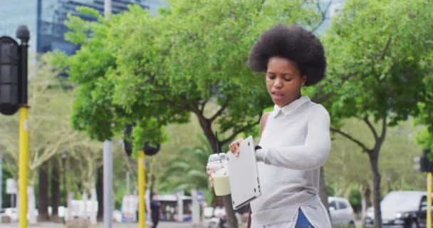 Afrykańska Bizneswoman Trzymająca Laptopa Sprawdzająca Smartwatch Cyfrowy Nomad Podróży Zewnątrz — Wideo stockowe