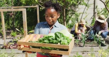 Mutlu Afro-Amerikan kız bahçıvanlık portresi, kameraya bakıyor ve gülümsüyor. ev hayatı, evde zaman geçirmek..