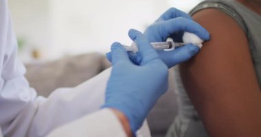 Afrika kökenli Amerikalı bir kız ve beyaz bir kadın doktor aşılıyor. Ev hayatı, covid 19 salgını sırasında evde zaman geçirmek..