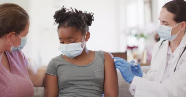 Fille Afro Américaine Avec Mère Caucasienne Médecin Féminin Portant Des — Video
