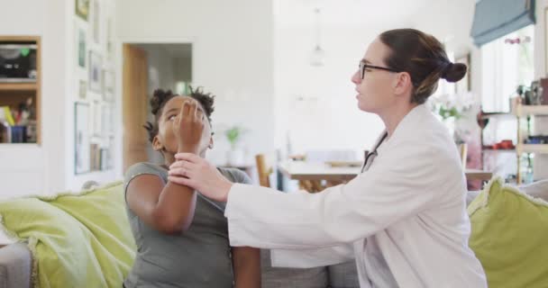 Африканська Американська Дівчинка Жіночий Лікар Козак Сидять Дивані Вітальні Допомогою — стокове відео