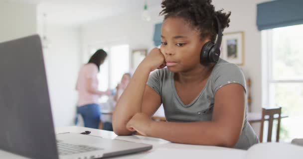 快乐的非洲裔美国女孩在家里用笔记本电脑上在线课 家庭生活 在家里消磨时间 — 图库视频影像