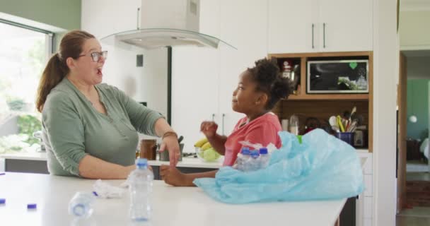 Щаслива Біла Жінка Афроамериканська Дочка Сортують Відходи Разом Домашнє Життя — стокове відео