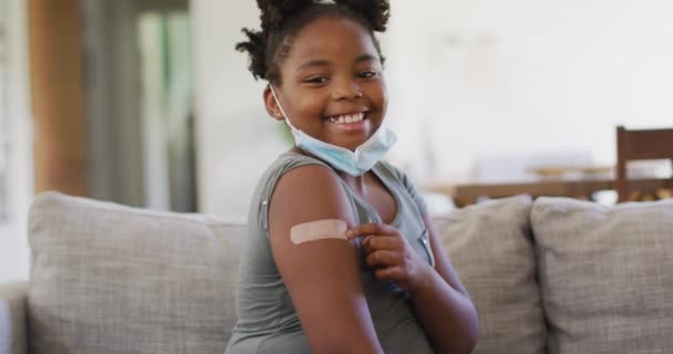 African American Girl Wearing Face Mask Pointing Bandage Her Arm — Stock Video