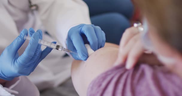Blanke Vrouw Vrouwelijke Arts Dragen Gezichtsmaskers Vaccineren Huishoudelijk Leven Tijd — Stockvideo