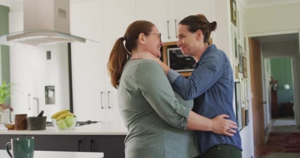 Kaukasisches Lesbisches Paar Das Der Küche Lächelt Und Tanzt Häusliches — Stockvideo