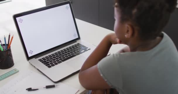 Glückliche Afrikanisch Amerikanische Mädchen Mit Laptop Mit Kopierplatz Häusliches Leben — Stockvideo