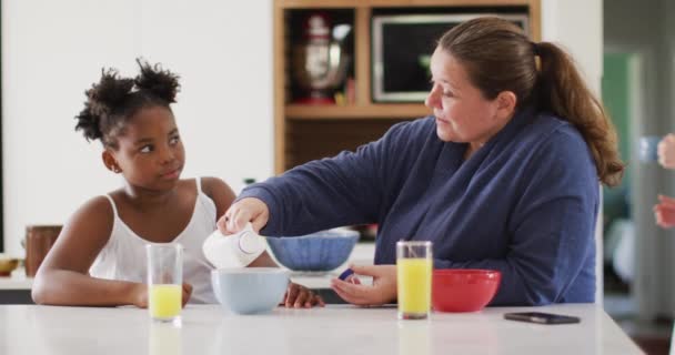 Feliz Pareja Lesbianas Caucásicas Hija Afroamericana Desayunando Cocina Vida Doméstica — Vídeos de Stock