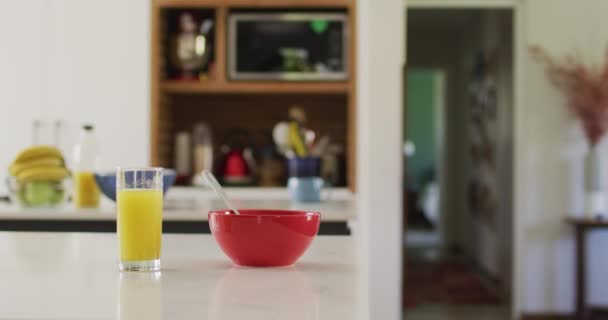 Mutfaktaki Kırmızı Kaseyi Bir Bardak Meyve Suyunu Kapat Hayatı Evde — Stok video