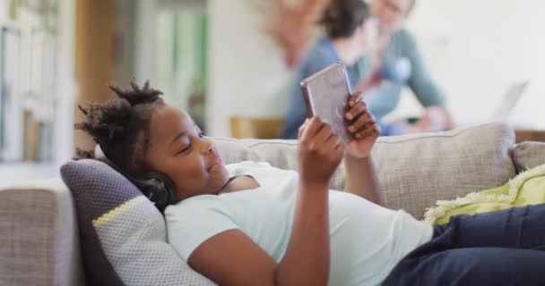 Afro Amerikan Kız Tablet Kullanarak Kanepeye Uzandı Hayatı Evde Zaman — Stok video